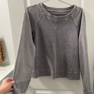 Lululemon Grey crop pull over!